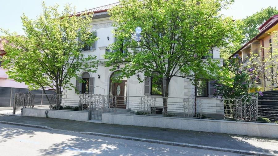 Casă individuală cu 10 camere cu Canalizare în Cotroceni