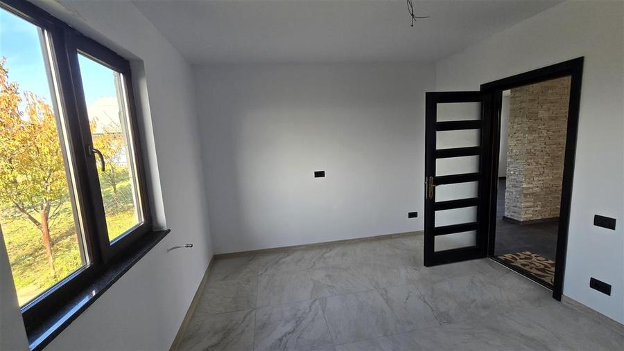 Casă individuală cu 5 camere cu Teren 600 Mp în Mitocu Dragomirnei