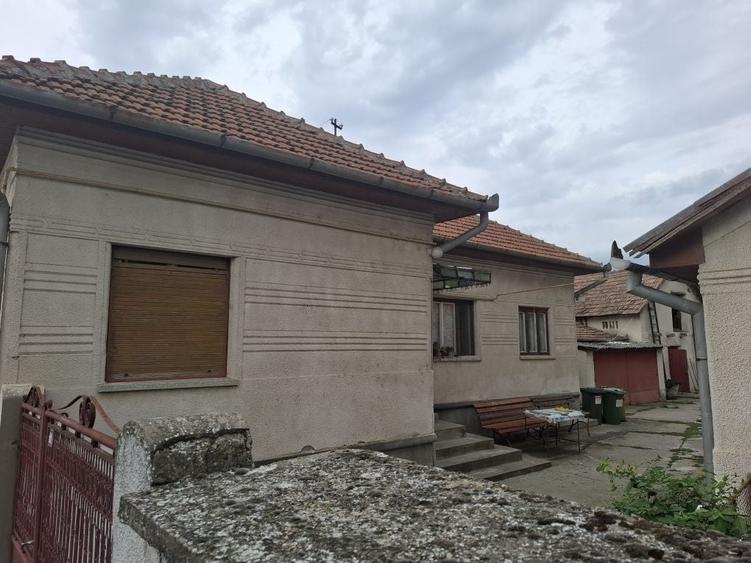 Casă cu 4 camere în Uroi