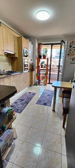 Apartament cu 3 camere decomandat, mobilat în Central