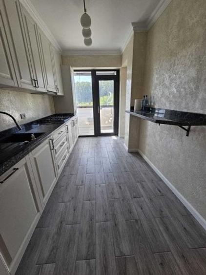 Apartament cu 3 camere decomandat, mobilat în Băneasa