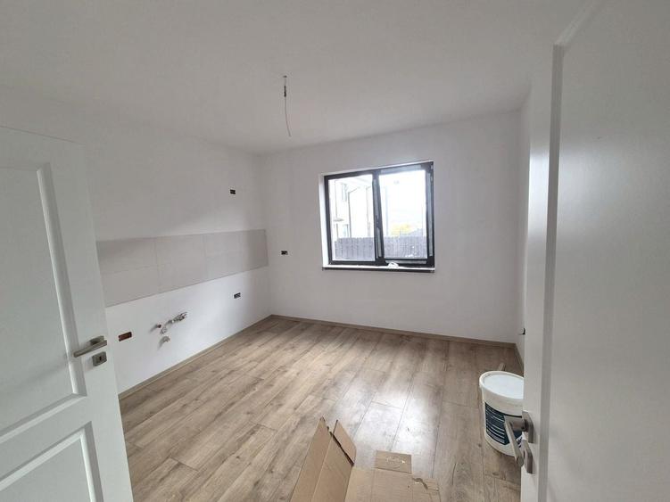 Casă individuală cu 5 camere cu Canalizare în Cetate