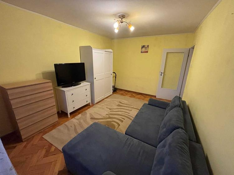 Apartament cu 3 camere decomandat în Socola