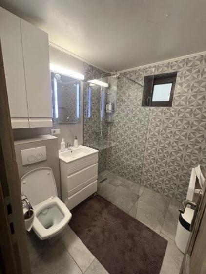 Apartament cu 2 camere semidecomandat, mobilat în Tei
