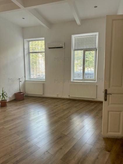 Apartament cu 5 camere semidecomandat în Cișmigiu