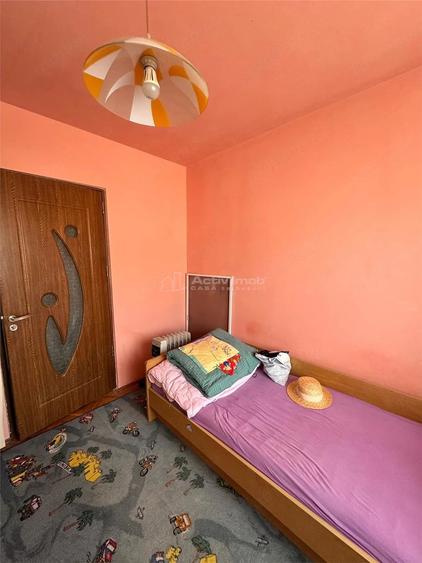 Apartament cu 4 camere decomandat în Gojdu