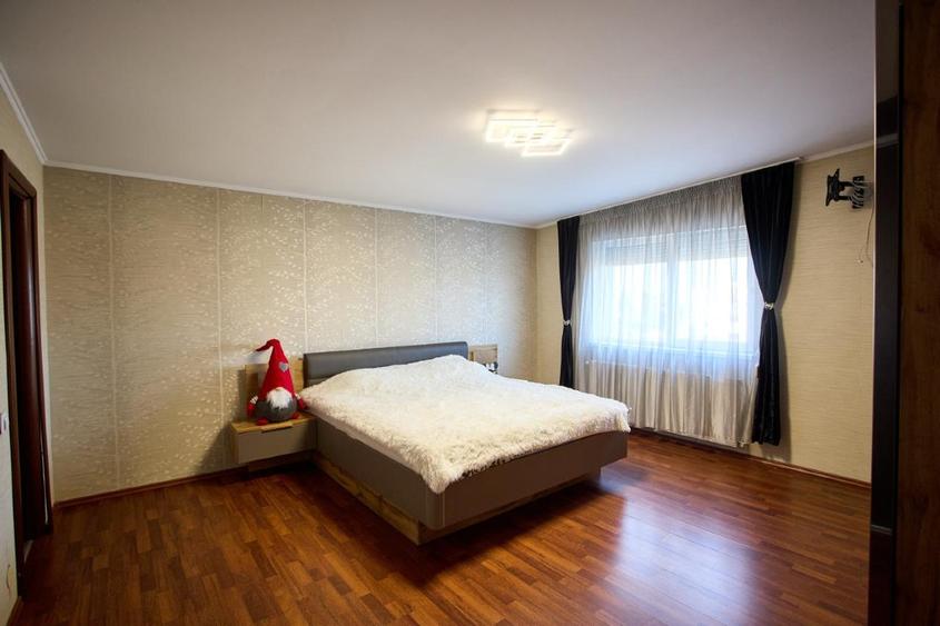 Casă individuală cu 5 camere cu Teren 200 Mp în Industriilor