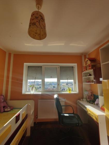 Apartament cu 3 camere decomandat, mobilat în Micro 4