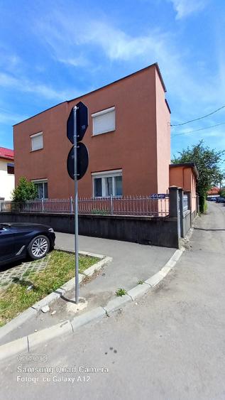 Casă cu 3 camere cu Teren 335 Mp în Central