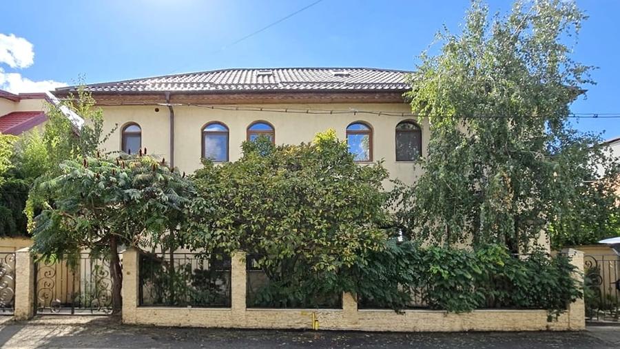 Casă individuală cu 7 camere cu Garaj în Tineretului