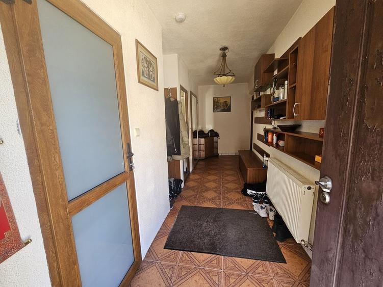 Casă individuală cu 5 camere cu Canalizare în Schei
