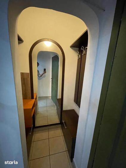 Apartament cu 3 camere semidecomandat, mobilat în Victoriei