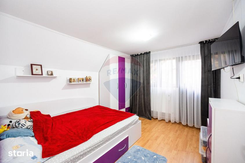 Casă cu 5 camere cu Teren 1600 Mp în Țițești