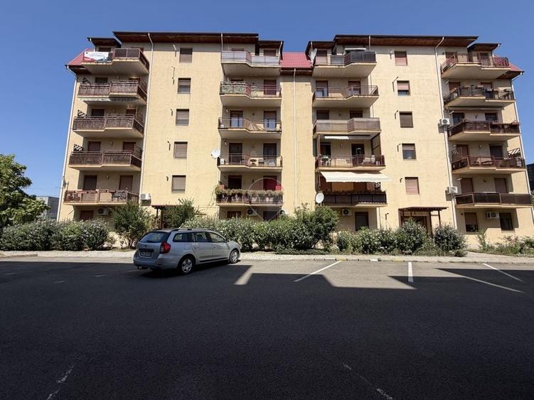 Apartament cu 4 camere decomandat, mobilat în Aradului