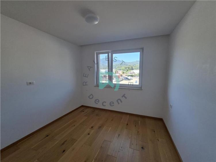 Apartament cu 3 camere decomandat în Astra