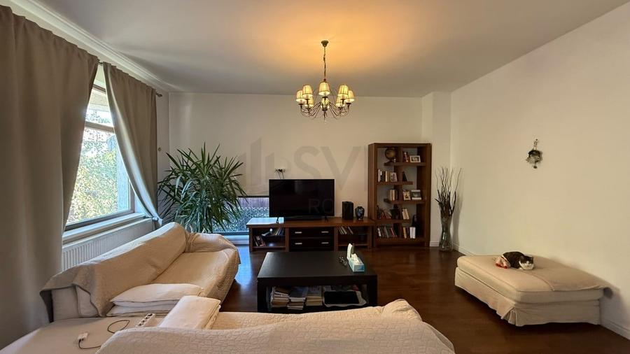 Casă individuală cu 7 camere cu Canalizare în Domenii