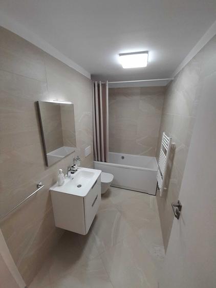 Apartament cu 3 camere semidecomandat, mobilat în Sud