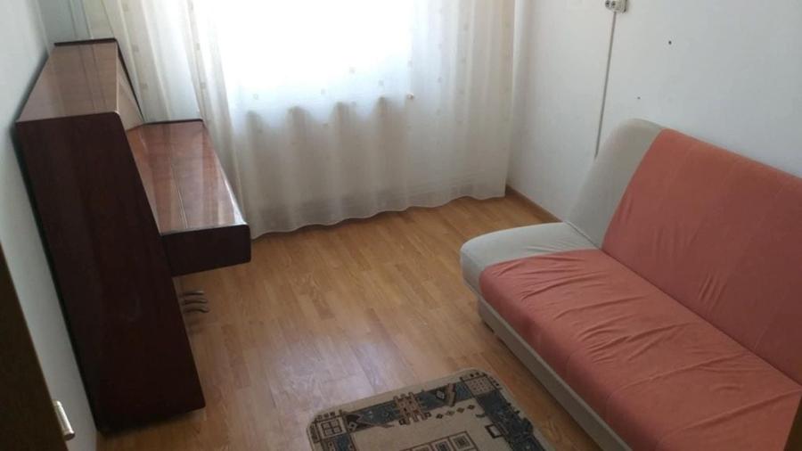 Apartament cu 3 camere semidecomandat în Bicaz