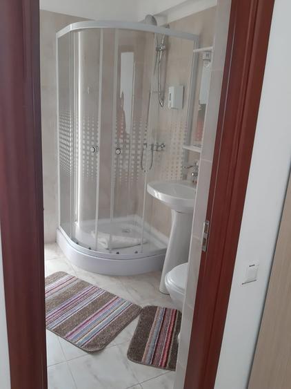 Casă individuală cu 16 camere cu Canalizare în Est