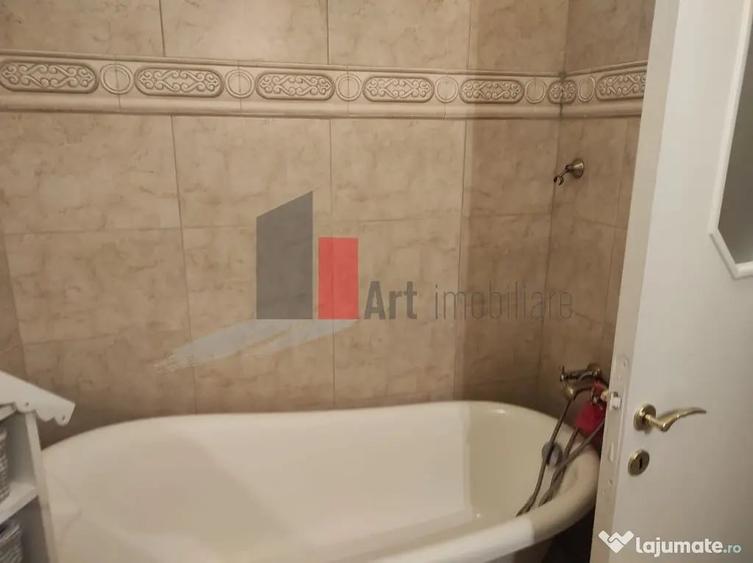Apartament cu 3 camere semidecomandat în Universitate