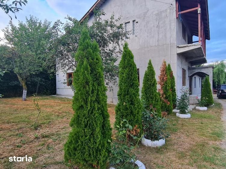 Casă cu 7 camere cu Teren 2000 Mp în Periș