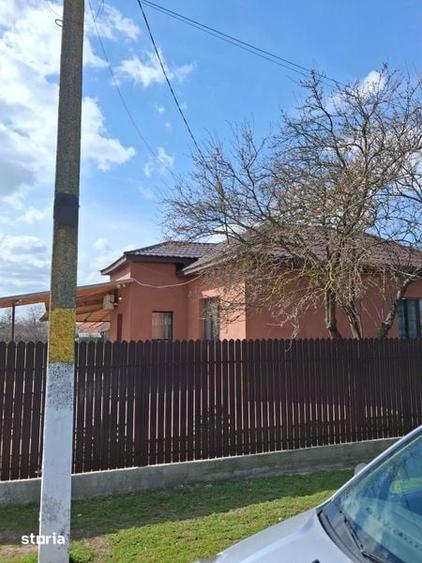 Casă cu 3 camere cu Teren 120 Mp în Sărățeni