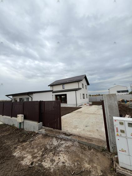 Casă cu 5 camere cu Teren 492 Mp în Sud