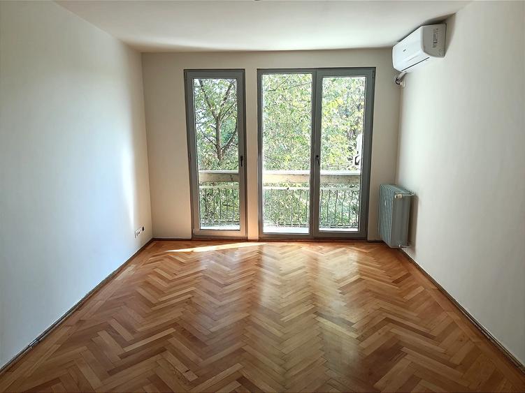 Apartament cu 3 camere semidecomandat în Titan