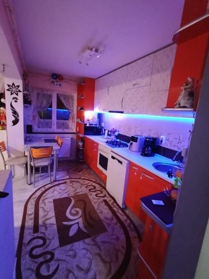 Apartament cu 3 camere decomandat, mobilat în Florești