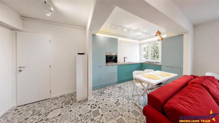 Vedere spre gradina, decomandat si renovat, Centrul Civic, B - 6