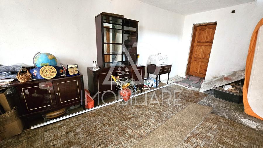 Casă individuală cu 11 camere cu Teren 300 Mp în Central