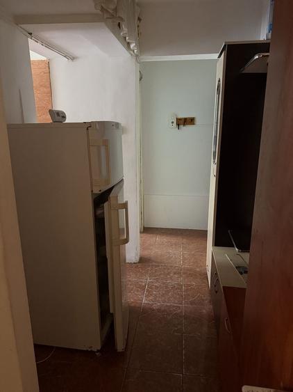 Apartament cu 3 camere semidecomandat în Ostroveni