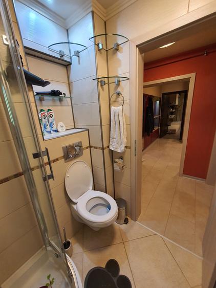 Apartament cu 3 camere semidecomandat, mobilat în Complex Studențesc
