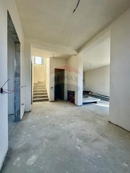 Casă individuală cu 7 camere cu Teren 350 Mp în Sălicea