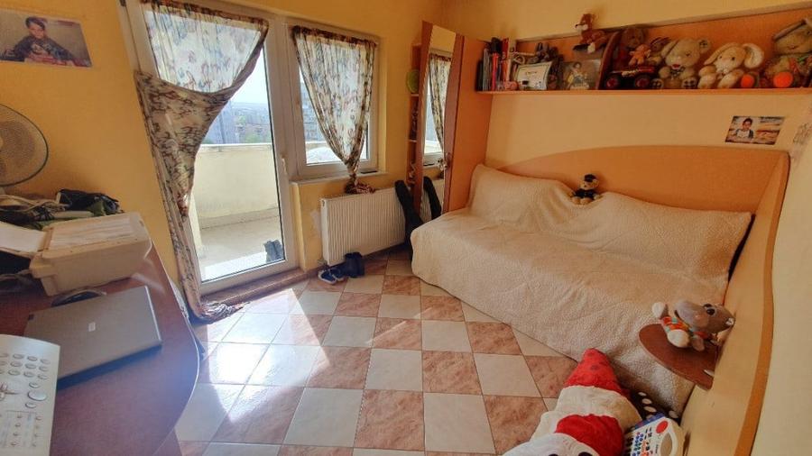 Apartament cu 4 camere semidecomandat în Aurel Vlaicu