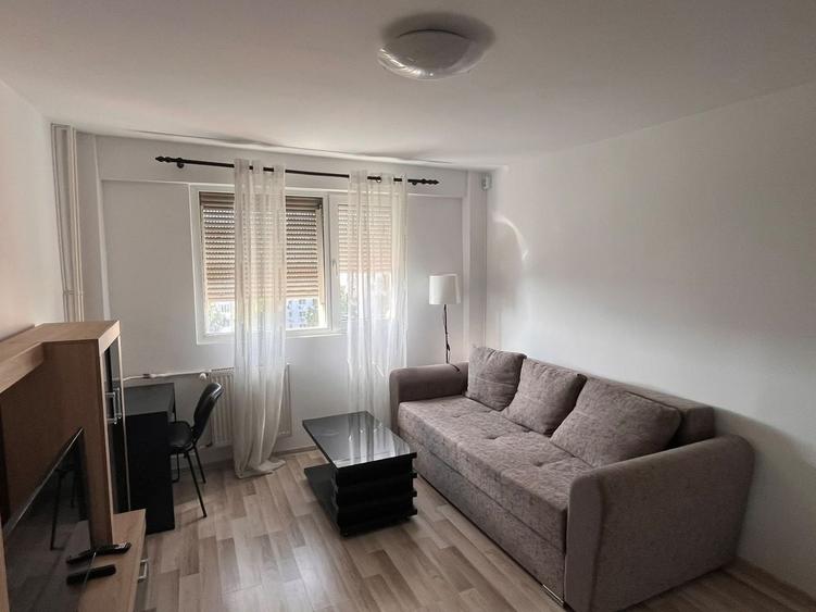 Apartament cu 2 camere semidecomandat, mobilat în P-ța Victoriei