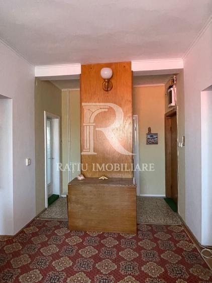 Apartament cu 3 camere semidecomandat, mobilat în Central