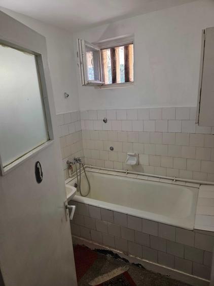 Apartament cu 3 camere semidecomandat în Cuza Vodă