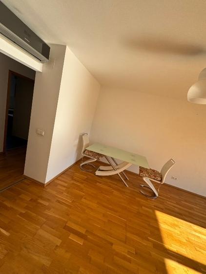 Apartament cu 3 camere semidecomandat, mobilat în Central