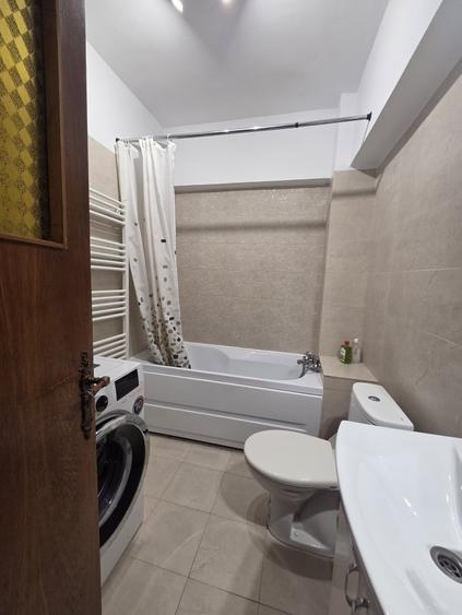 Apartament cu 3 camere decomandat în Capitol