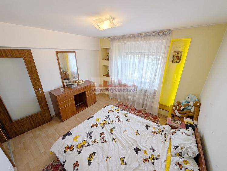 Apartament cu 4 camere semidecomandat, mobilat în Central