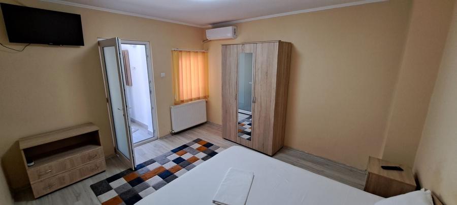 Apartament cu 4 camere decomandat în Delfinariu