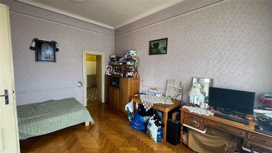 Apartament cu 5 camere decomandat în Sub Arini