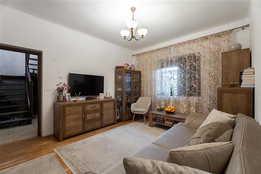 Casă individuală cu 8 camere cu Canalizare în Moara de Vânt