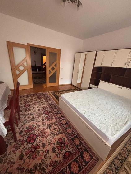 Apartament cu 3 camere semidecomandat în Florilor