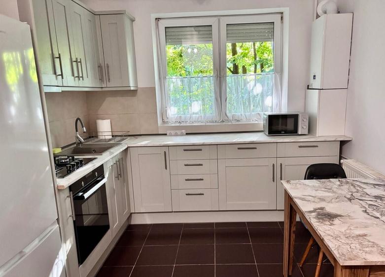 Apartament cu 3 camere semidecomandat în Careiului