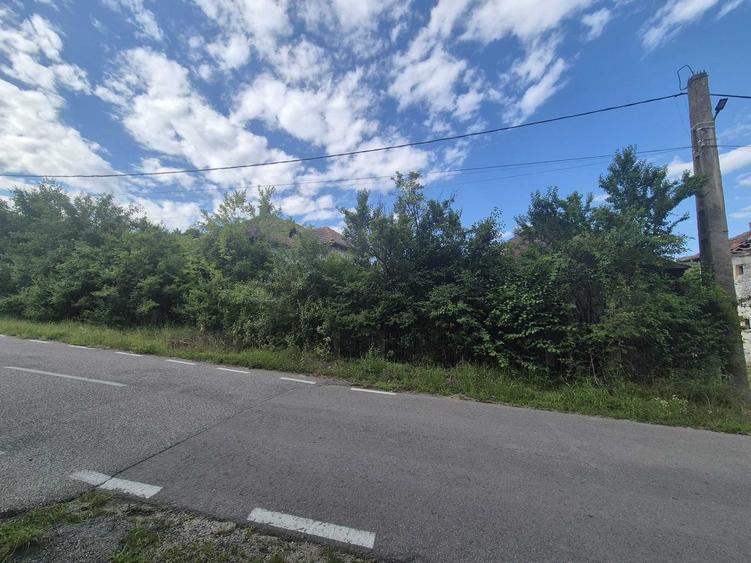 Teren de 4430 mp, în Milcoiu