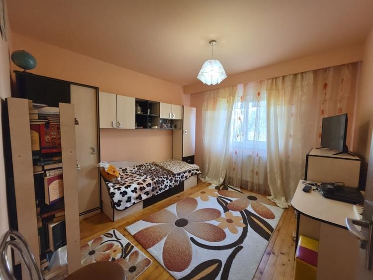 Apartament cu 3 camere decomandat, mobilat în Săsar