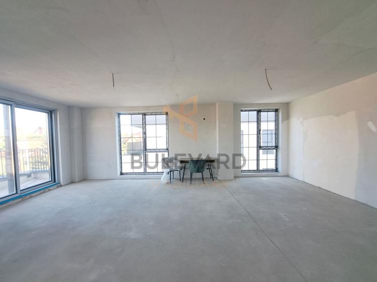 Penthouse cu 4 camere semidecomandat în Europa