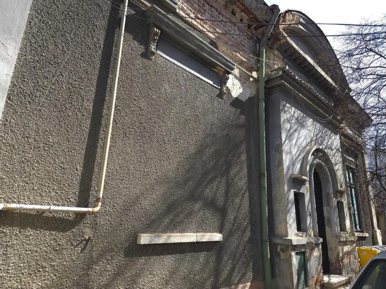 Casă cu 4 camere decomandat în Exterior Vest